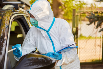 Coronavirus Test in Teststation durch Containment Scout