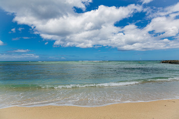 Fototapeta na wymiar ハワイのエメラルドグリーンのビーチ