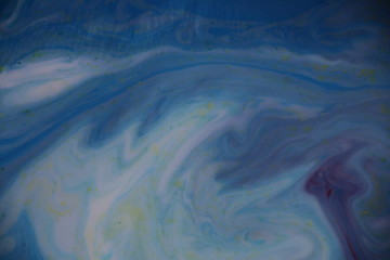 fondo abstracto con pintura liquida en tonos azules y blancos