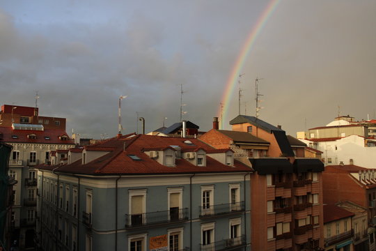 Colorida foto de edificio con un bonito arco iris.