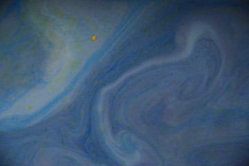 fondo abstracto con pintura liquida en tonos azules y blancos