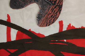 fondo abstracto con siluetas redondeadas sobre tejido rojo con rallas negras