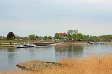 Zollenspieker Fährhaus an der Elbe mit Fähre (1252, Hamburg)

