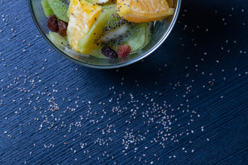 Mix de frutas saludables, receta para la primavera con cambur, chia, naranja, kiwi y pasas secas 