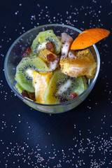 Fototapeta na wymiar Mix de frutas saludables, chia, naranja, kiwi y pasas secas 