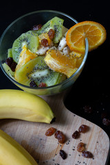Mix de frutas saludables, receta para la primavera con cambur, chia, naranja, kiwi y pasas secas 