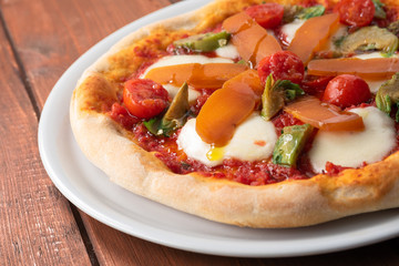 Deliziosa pizza sarda con carciofi, bottarga e pomodorini