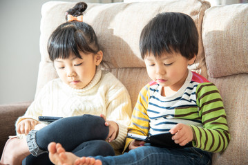 スマホに夢中な子供