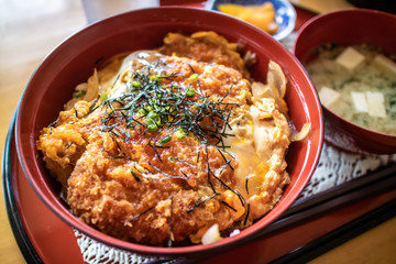 カツ丼　日本の食べ物