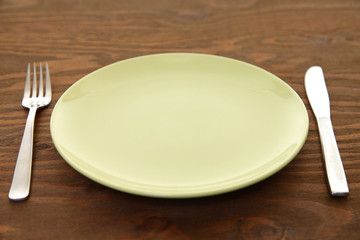 テーブルの上に置かれた皿とカトラリー