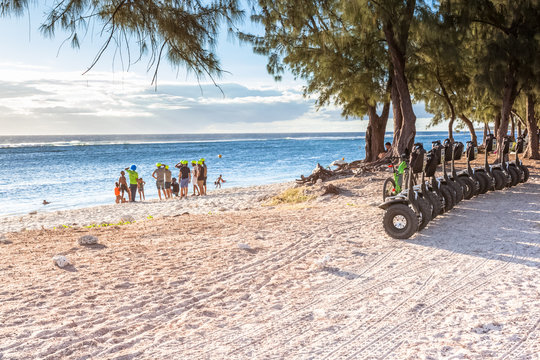 Gyropodes sur plage de l&rsquo;Hermitage, &icirc;le de La R&eacute;union 