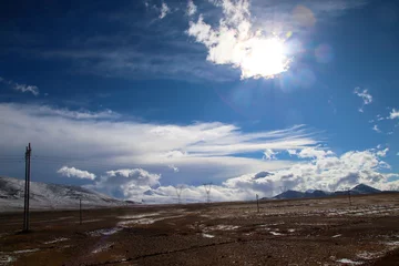 Verduisterende gordijnen Shishapangma Plateau, hoogspanningstransmissietoren, blauwe lucht en witte wolken, ijsmeer en verre Shishapangma Peak