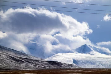 Papier Peint photo autocollant Shishapangma Plateau, tour de transmission haute tension, ciel bleu et nuages blancs, lac de glace et lointain pic Shishapangma