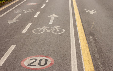 Obraz premium bicycle and speed limit signs on asphalt path