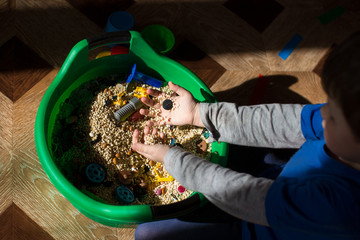 children's game, sensory development of the child, small toys and grain in the basin, development of an autistic child, play at home, self-isolation