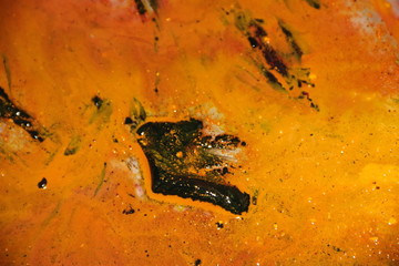 fondo abstracto de pintura liquida en tonos negros ocres y rojos