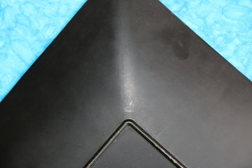 fondo abstracto con triángulo negro sobre texturas en papel