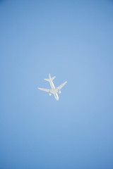 青空と飛んでいる飛行機