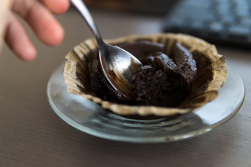 fotografía de un postre.  Se trata de un Brownie de chocolate casero que acompañado de un café es un postre perfecto. 