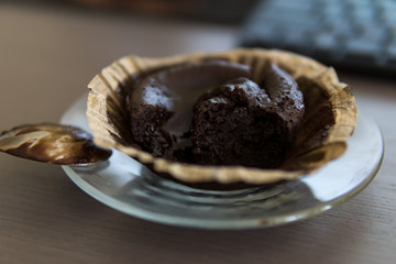 fotografía de un postre.  Se trata de un Brownie de chocolate casero que acompañado de un café es un postre perfecto. 