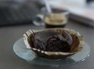 fotografía de un postre.  Se trata de un Brownie de chocolate casero que acompañado de un café es un postre perfecto. 
