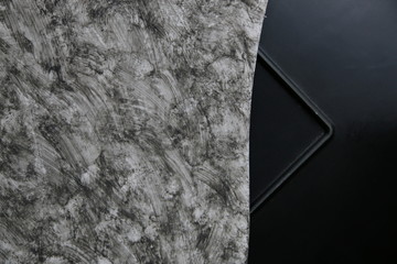 fondo abstracto con triangulo negro y texturas con manchas