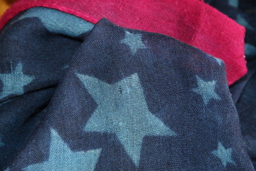 fondo abstracto con texturas textiles y estrellas de colores