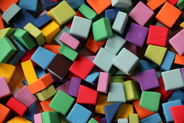Fototapeta na wymiar fondo abstracto con piezas cuadradas y triangulares de colores vivos 