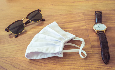 Accesorios como gafas de sol, un reloj y una máscara facial para una nueva vida moderna después...