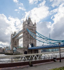 Fototapeta na wymiar tower bridge and themse thames river cold bright winter day london