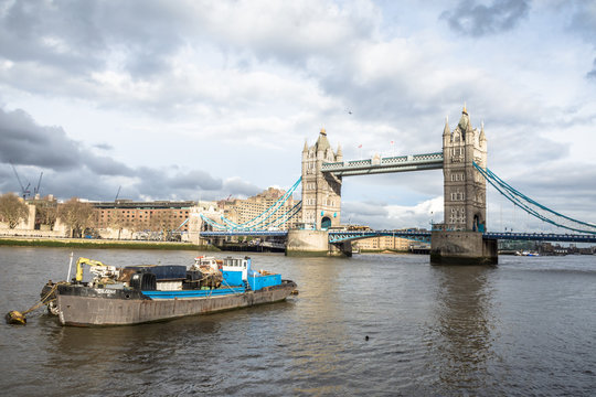 panoramic photo of tower bridge drawbridge cloudy day london