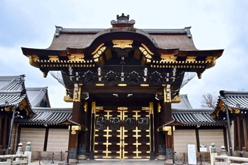 Fototapeta premium gate of the temple in Kyoto