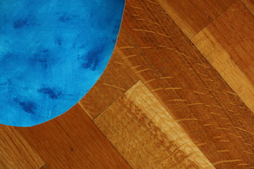 fondo abstracto con texturas de papel sobre suelo de madera