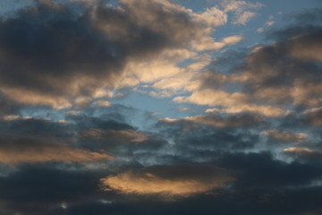 Naklejka na ściany i meble fondo naturaleza con cielo azul y nubes blancas y negras al atardecer