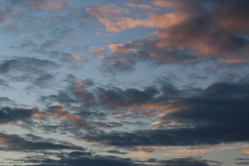 fondo naturaleza con cielo azul y nubes blancas y negras al atardecer