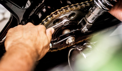 Screw the pinion on / service the chain / repair the motorcycle