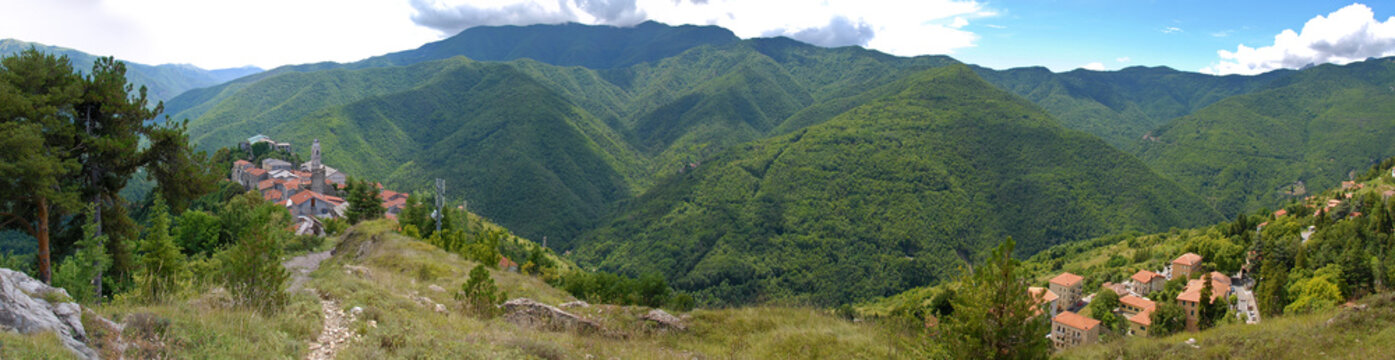 Panorama der H&uuml;gel und Berge bei Triora, Ligurien, Italien