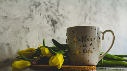Domowa kawa i bukiet wiosennych tulipanów 