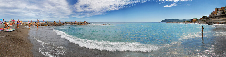 Panorama vom Strand bei Cervo, Ligurien, Italien