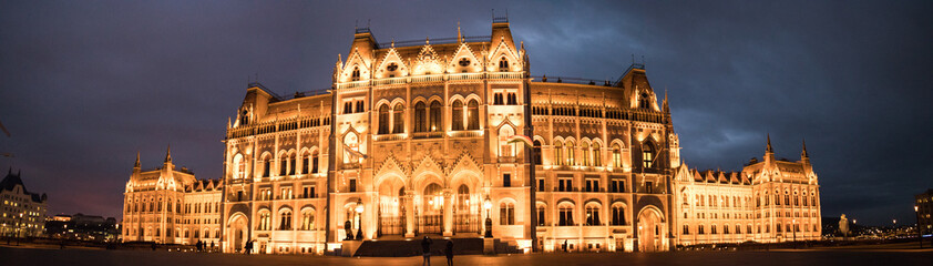 Fototapeta na wymiar Night view of the parliament in Budapest
