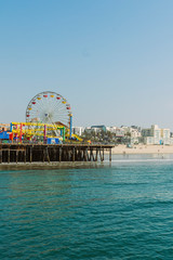 Santa Monica Pier mit Riesenrad und Achterbahn