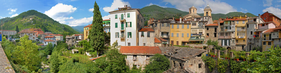 Fototapeta na wymiar Panorama von Pieve di Teco in Ligurien