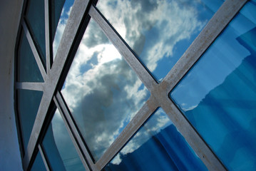 Himmel im vintage Fenster, Wolken Spiegelung in blau