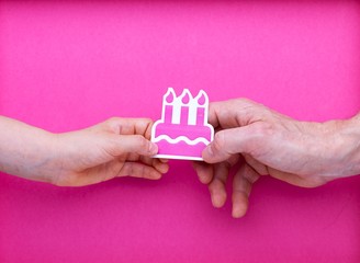 Main avec illustration dessin gâteau anniversaire avec bougies concept bien-être symbole fête enfant humour amusement rigolo enfant