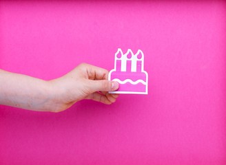 Main avec illustration dessin gâteau anniversaire avec bougies concept bien-être symbole fête...