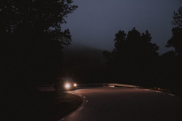 Furgoneta carretera oscura noche