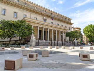 Rue d'Aix en Provence avec maison provençal et fontaine, lieu connu sous le nom de cours Mirabeau...
