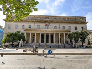 Rue d'Aix en Provence avec maison provençal et fontaine, lieu connu sous le nom de cours Mirabeau...