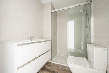 Naklejka na ściany i meble Light-toned bathroom with shower