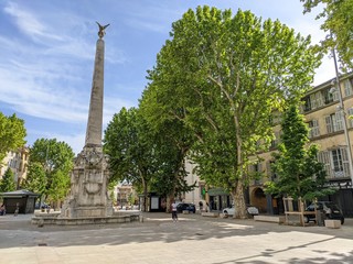Rue d'Aix en Provence avec maison provençal et fontaine, lieu connu sous le nom de cours Mirabeau...